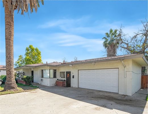 Attached, Exterior, Facade, Ranch