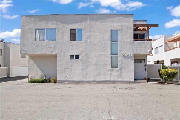 Attached, Exterior, Facade, Modern
