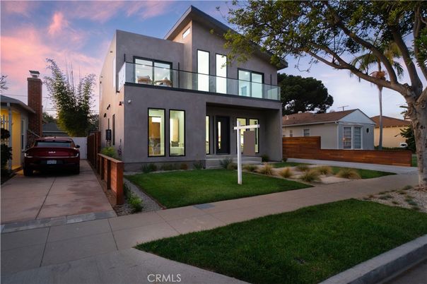 Exterior, Facade, Modern