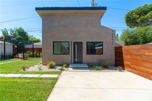 Exterior, Facade, Modern
