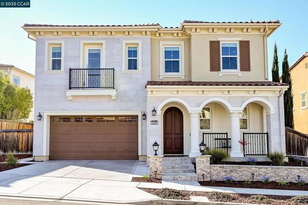 Attached, Exterior, Facade, Mediterranean