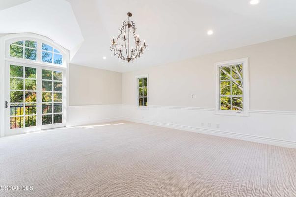Chandelier, Empty room, Interior, Recessed Lighting