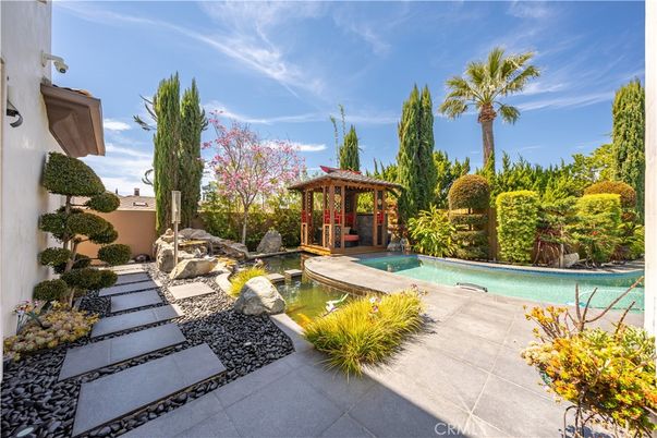 Exterior, Playground, Pool