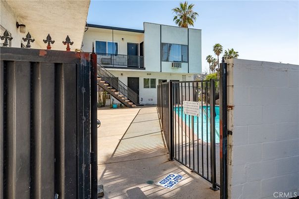 Exterior, Facade, Pool, Modern