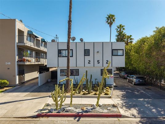 Exterior, Facade, Modern