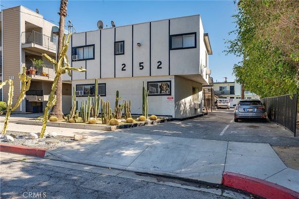 Exterior, Facade, Modern