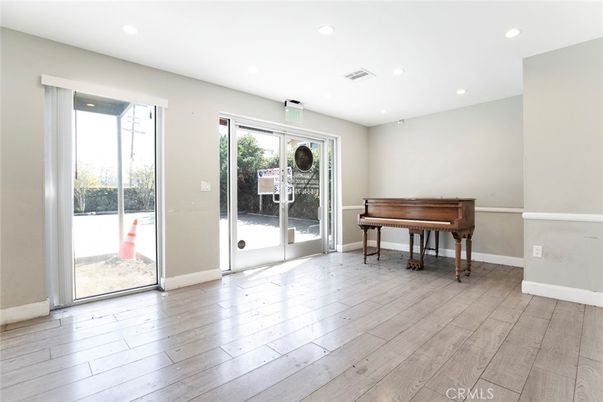 Interior, Piano, Recessed Lighting, Wood Texture Flooring