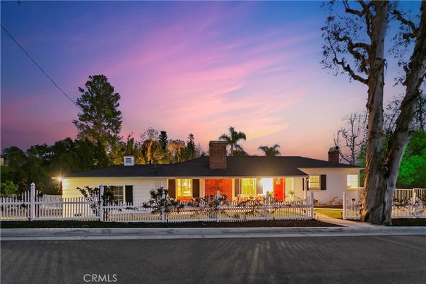 Exterior, Facade, Ranch