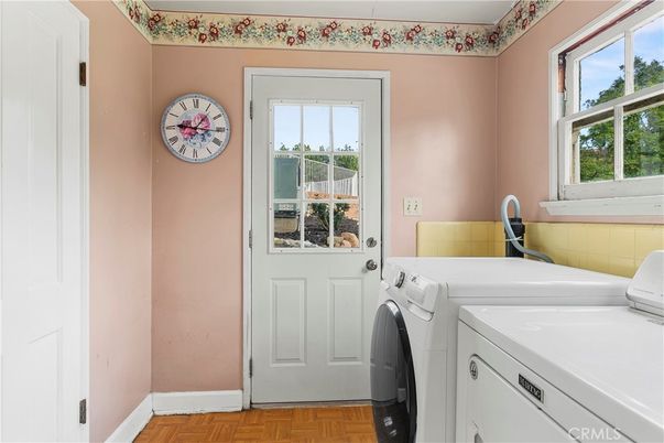 Interior, Washer, Wood Texture Flooring