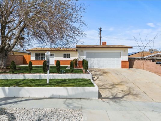 Attached, Exterior, Facade, Ranch