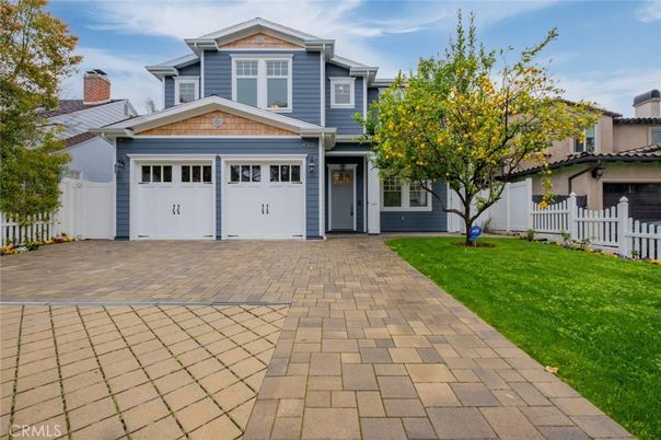 Attached, Exterior, Facade, American Craftsman