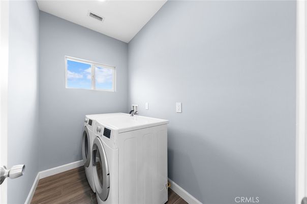 Interior, Recessed Lighting, Washer, Wood Texture Flooring