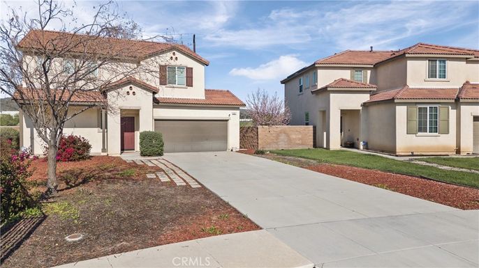 Attached, Exterior, Facade, Mediterranean
