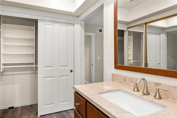 Bathroom, Interior, Walk-in Closets, Wood Texture Flooring