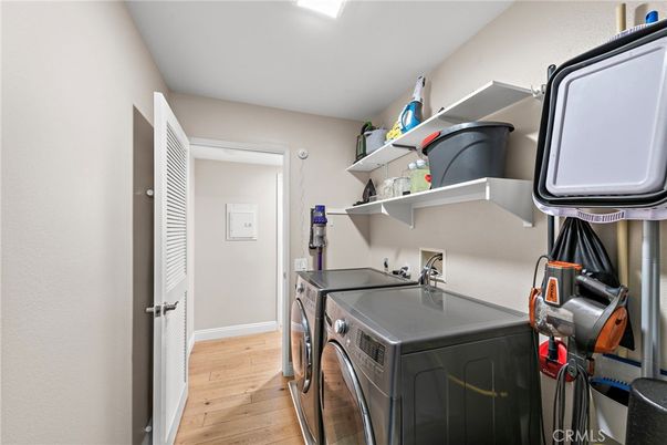 Interior, Washer, Wood Texture Flooring