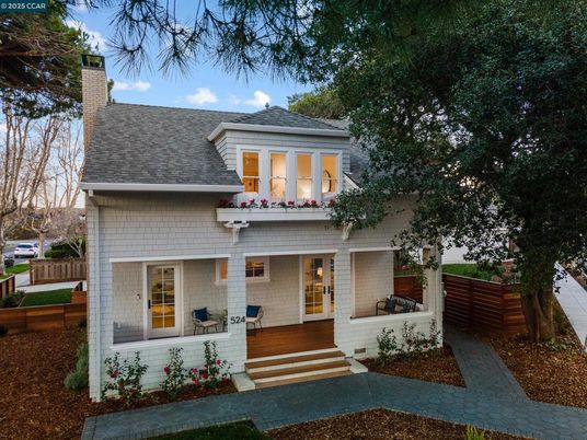 Exterior, Facade, American Foursquare