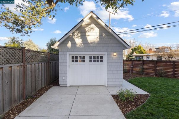 Detached Garage, Exterior