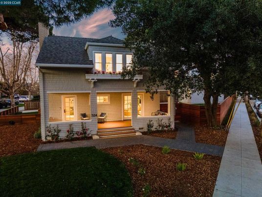 Backyard, Exterior, Facade, American Foursquare