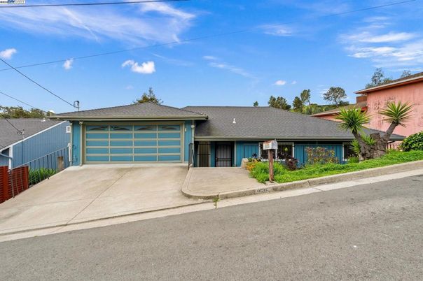Attached, Exterior, Facade, Ranch