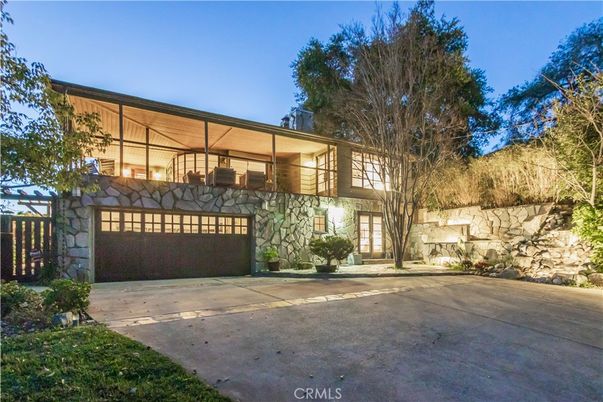 Attached, Backyard, Exterior, Facade, Modern