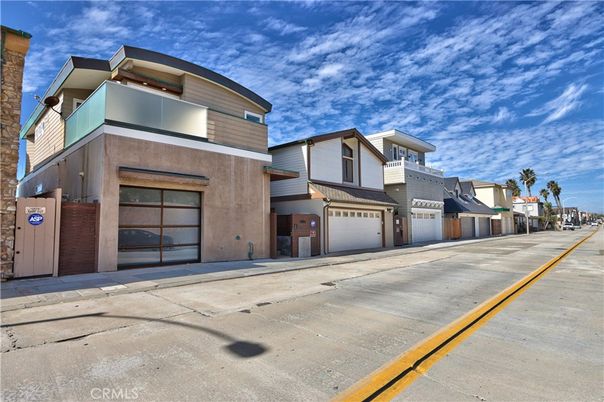 Attached, Exterior, Facade, Modern