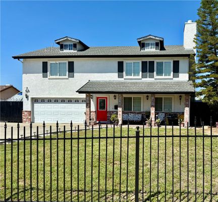 Attached, Exterior, Facade, American Foursquare