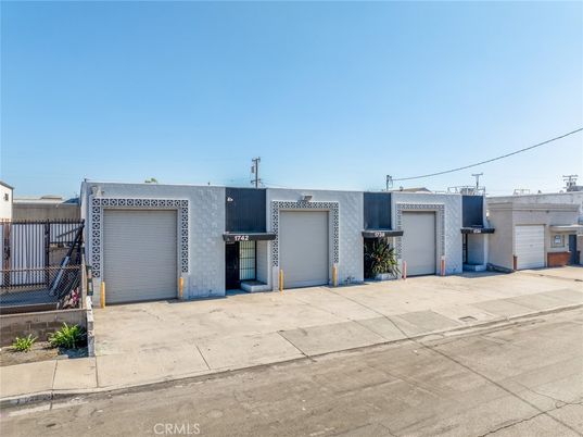 Attached, Exterior, Facade, Modern