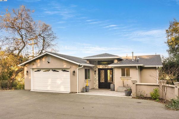 Attached, Exterior, Facade, Ranch