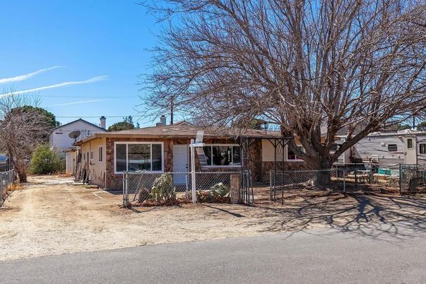 Exterior, Facade, Ranch
