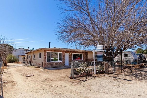 Backyard, Exterior, Facade, Ranch