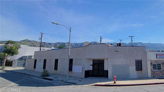 Exterior, Facade, Modern