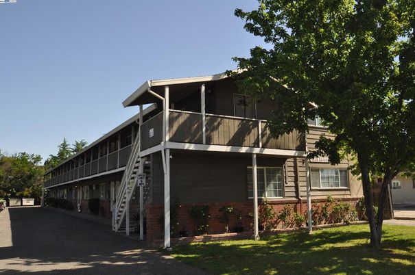 Exterior, Facade, Modern