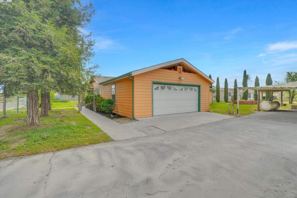 Detached Garage, Exterior