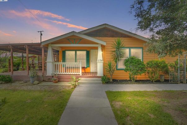 Exterior, Facade, American Craftsman