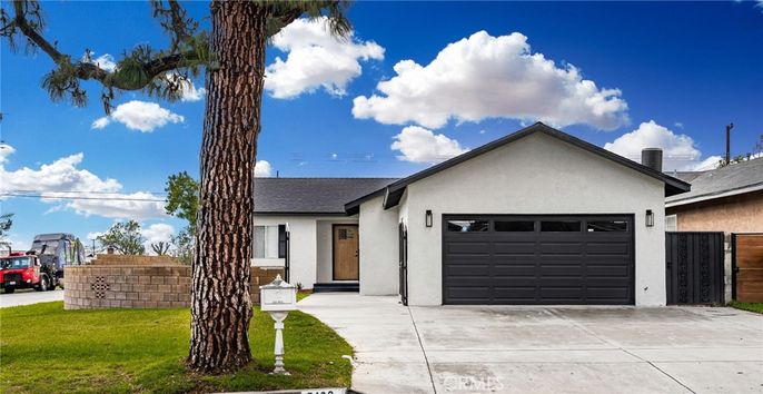 Attached, Exterior, Facade, Ranch