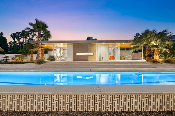Exterior, Facade, Pool, Modern