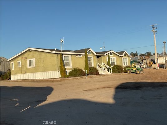 Exterior, Facade, Ranch