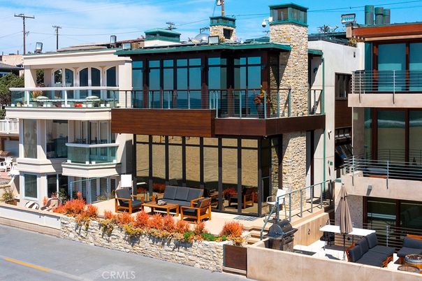 Exterior, Facade, Modern