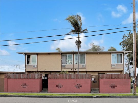 Exterior, Facade, Raised Ranch