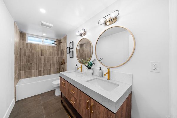 Bathroom, Dual Sink Vanities, Interior, Recessed Lighting
