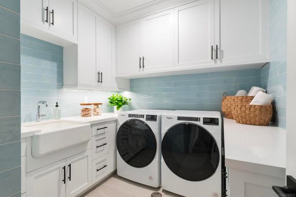 Interior, Washer, Wood Texture Flooring