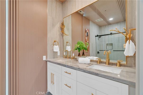 Bathroom, Dual Sink Vanities, Interior, Recessed Lighting