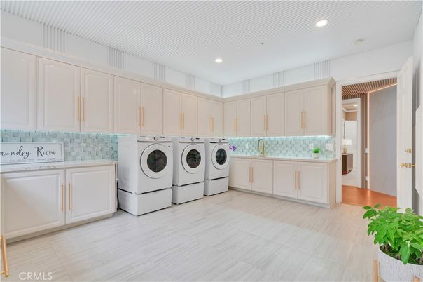 Interior, Recessed Lighting, Washer, Wood Texture Flooring