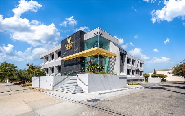 Exterior, Facade, Modern
