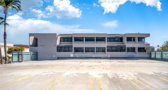 Exterior, Facade, Modern