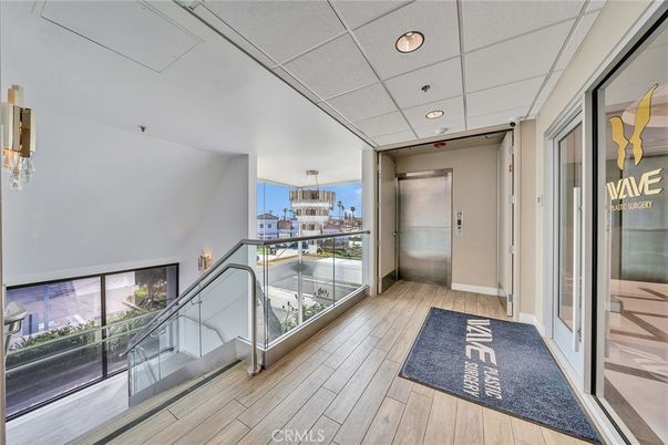 Chandelier, Elevator, Interior, Recessed Lighting, Wood Texture Flooring