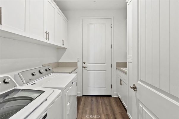 Interior, Utility Closets, Washer, Wood Texture Flooring