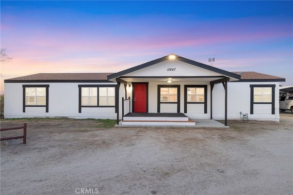 Exterior, Facade, Ranch