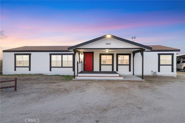 Exterior, Facade, Ranch