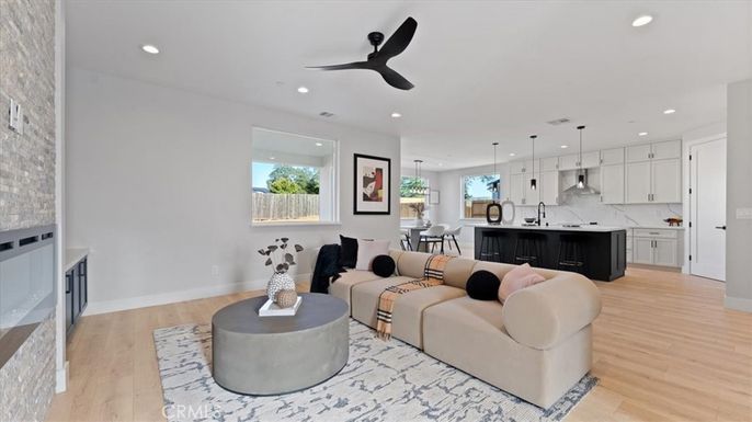 Dining room, Interior, Kitchen, Living room, Marble Walls, Pendant Lights, Recessed Lighting, Wood Texture Flooring